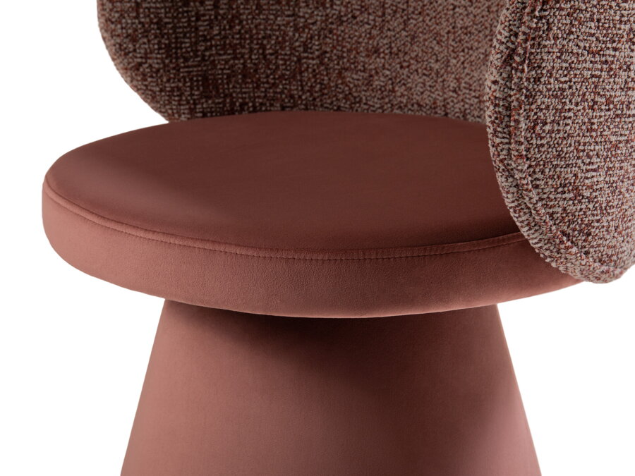 Detail na zamatovou tkaninou čalúnené sedadlo ružovej jedálenskej stoličky Inez.