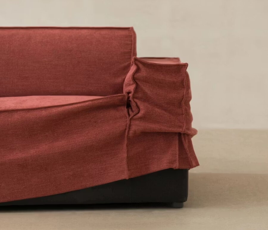 Pohľad na vyhrnutý červenohnedý poťah 4-miestnej sedačky.