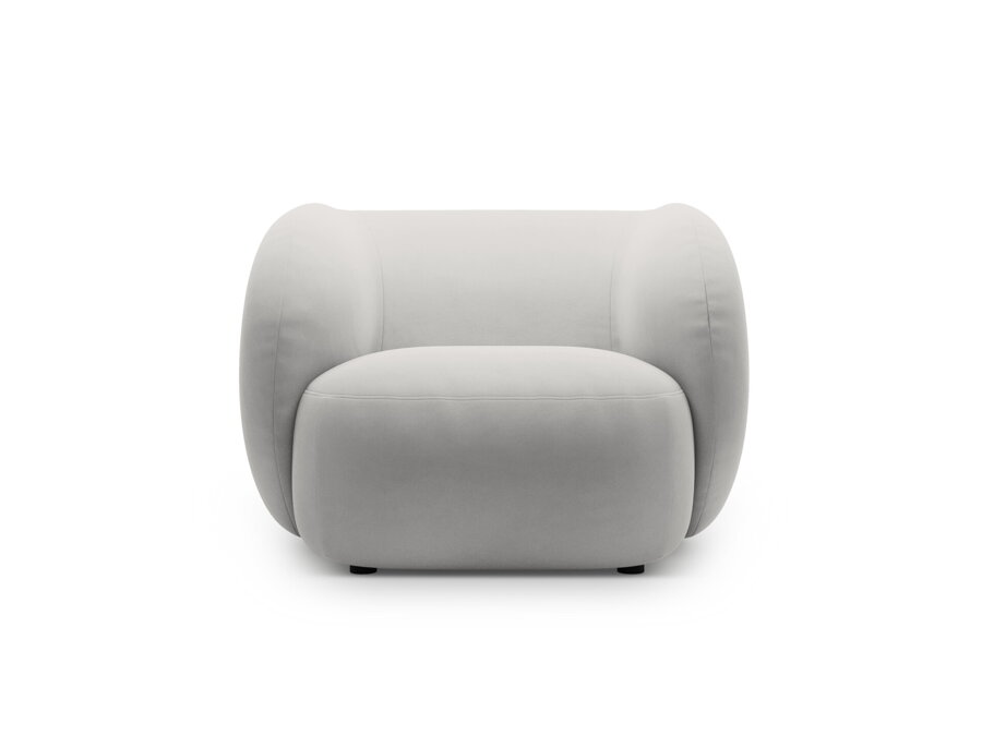 Kreslo s podrúčkami Kate v čalúnení svetlosivej farby.