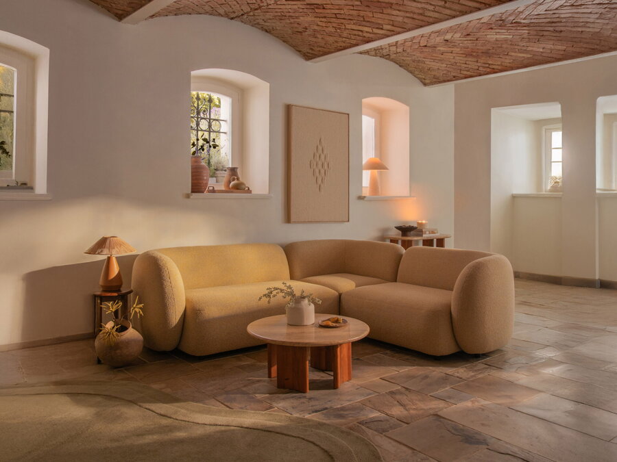 5-miestna symetrická modulárna rohová sedačka Kate v čalúnení žltej farby.