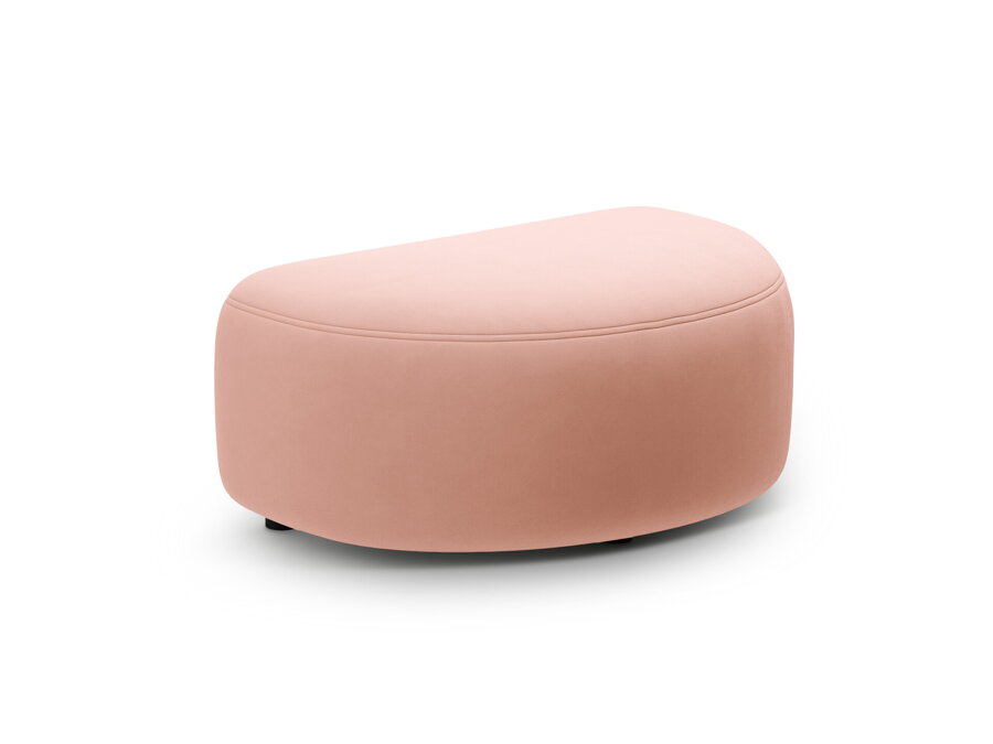 Polkruhový puf Kate v čalúnení ružovej farby.