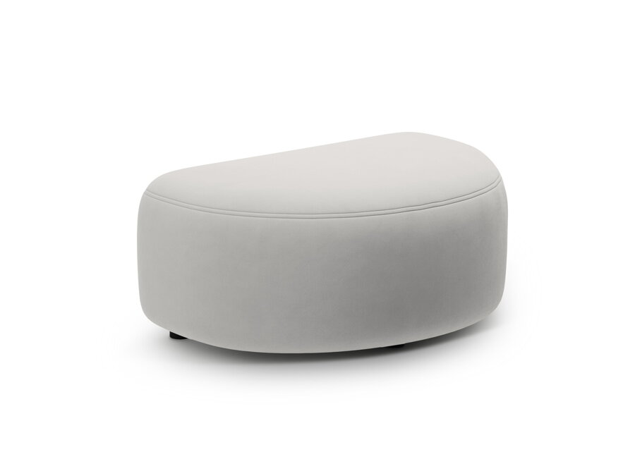 Polkruhový puf Kate v čalúnení svetlosivej farby.
