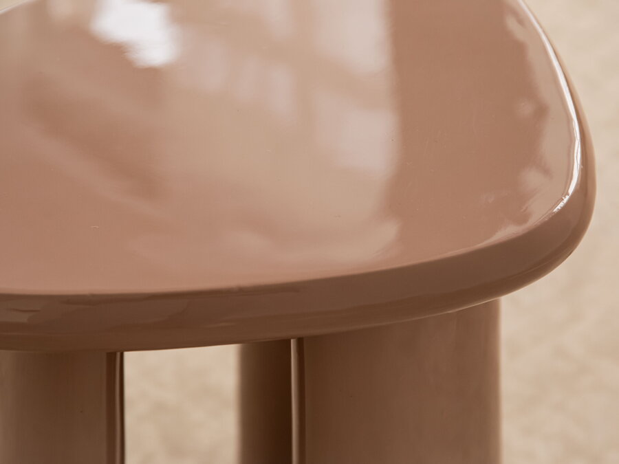 Detail na stolovú dosku stolíka, ošetrenú polyuretánovým lakom s vysokým leskom.