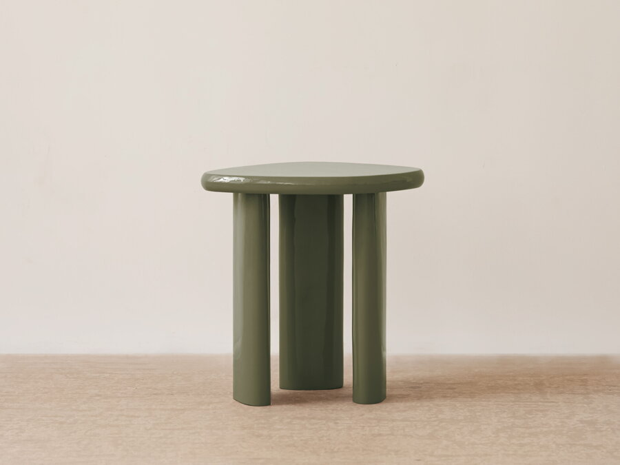 Vysokolesklý zelený príručný stolík Lawrence s nepravidelnou stolovou doskou z MDF a tromi kovovými nohami.