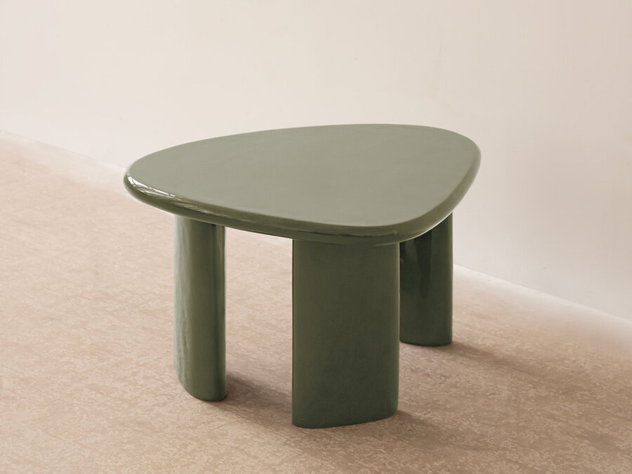 Vysokolesklý zelený konferenčný stolík Lawrence s nepravidelnou stolovou doskou z MDF a tromi kovovými nohami.