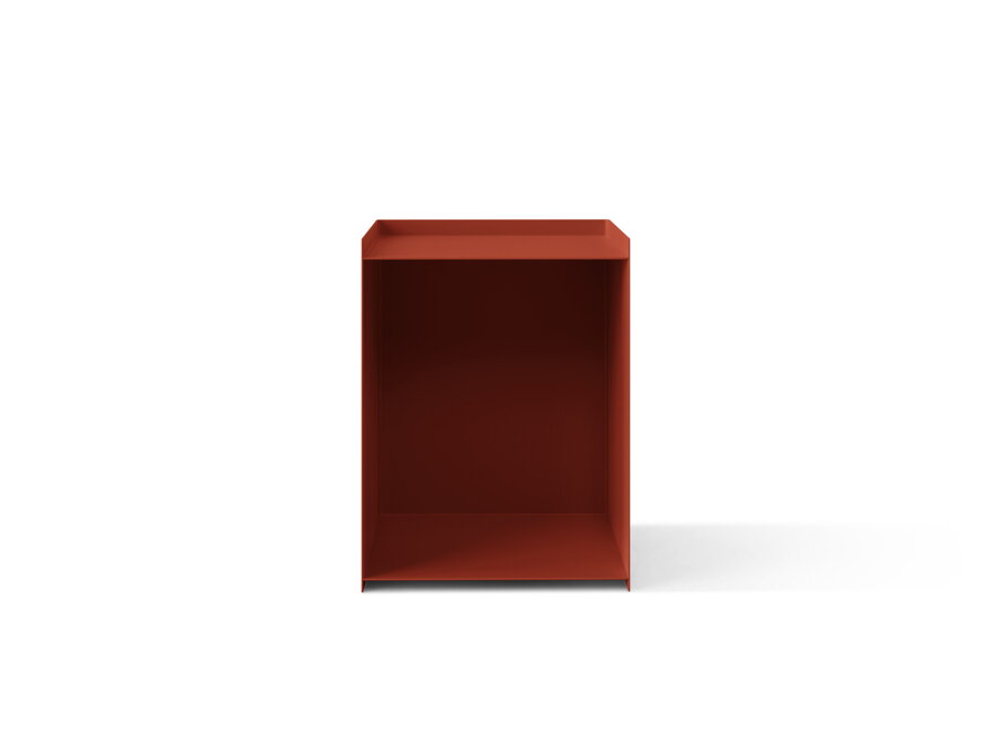 Minimalistický nočný stolík Luca z práškovaného kovu tehlovej farby.