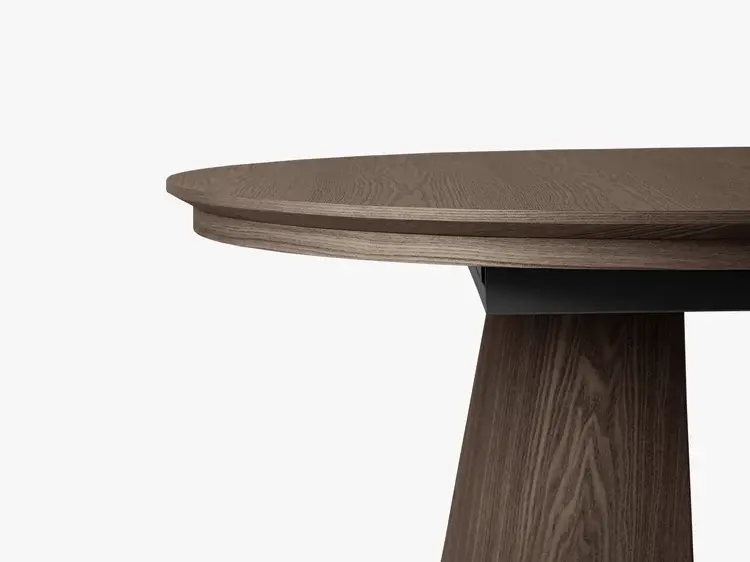 Bližší pohľad na stôl Mana v orechovej farbe.