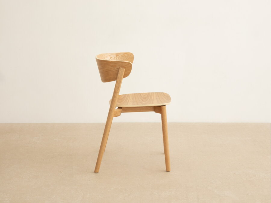 Jedálenská stolička Mares z masívneho jaseňového dreva prírodnej farby od značky Micadoni.