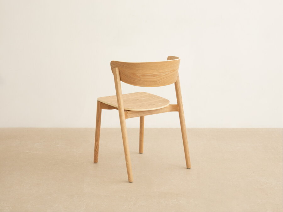 Jedálenská stolička Mares z masívneho jaseňového dreva prírodnej farby od značky Micadoni a pohľad zo zadu.