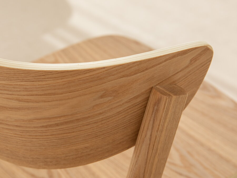 Jedálenská stolička Mares z masívneho jaseňového dreva prírodnej farby od značky Micadoni a pohľad na zadnú časť operadla.