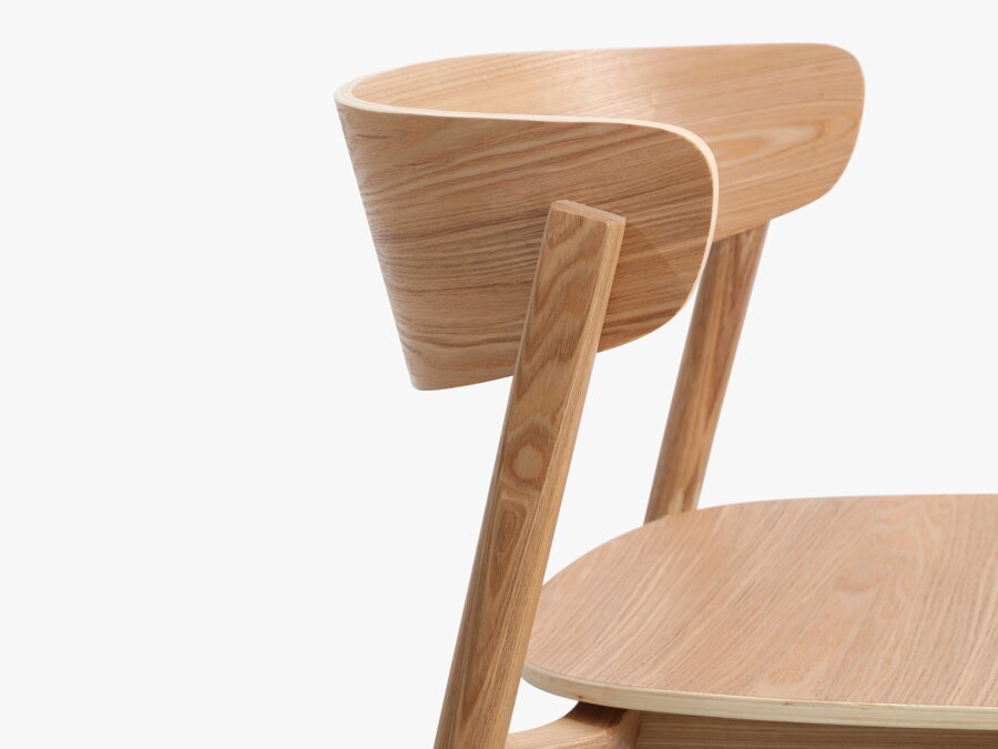 Jedálenská stolička Mares z masívneho jaseňového dreva prírodnej farby od značky Micadoni a pohľad z boku na sedadlo a operadlo.