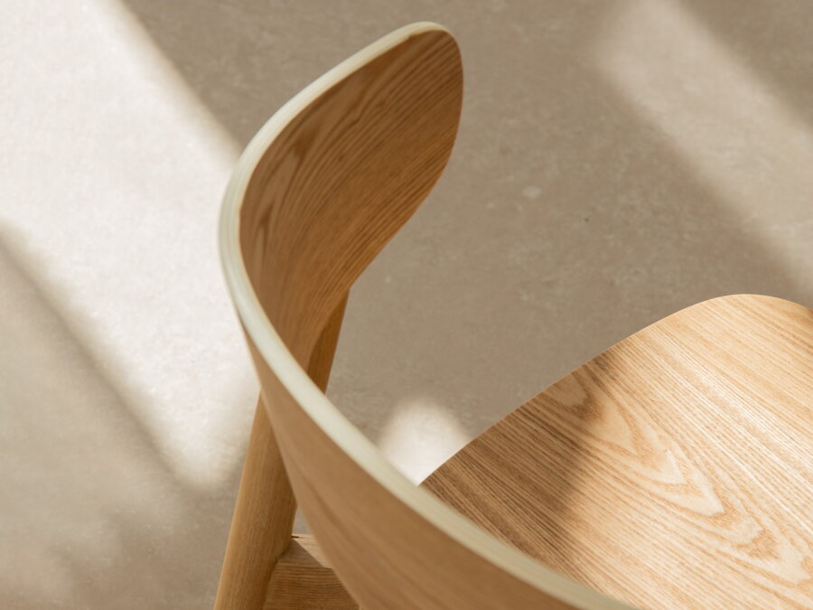 Jedálenská stolička Mares z masívneho jaseňového dreva prírodnej farby od značky Micadoni a pohľad z hora na sedadlo a operadlo.