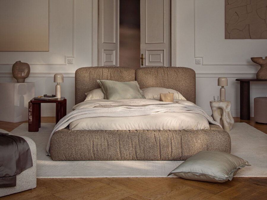 Ustlaná svetlohnedá čalúnená posteľ Martina s roštom a úložným priestorom v spálni.