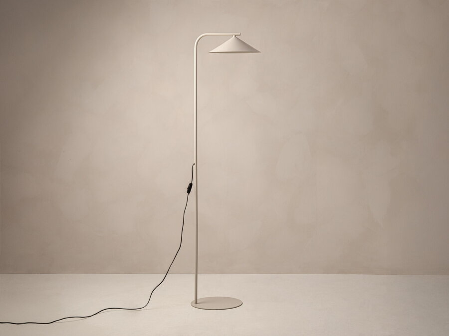 Stojanová lampa Nocte s tienidlom v tvare kužela, z kvalitného matne lakovaného kovu béžovej farby.