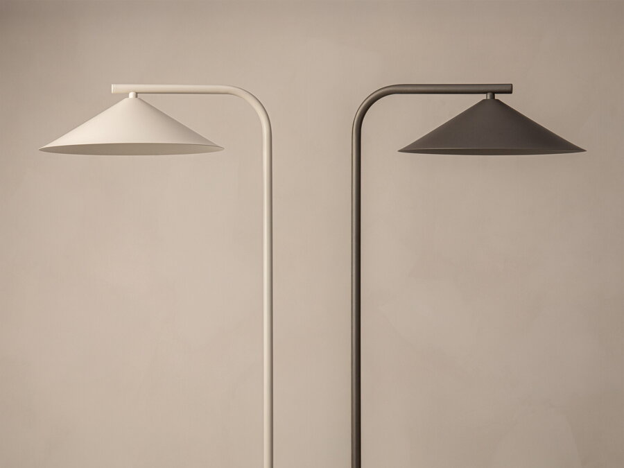 Béžová a hnedá stojanová lampa s kuželovým tienidlom stojace vedľa seba.