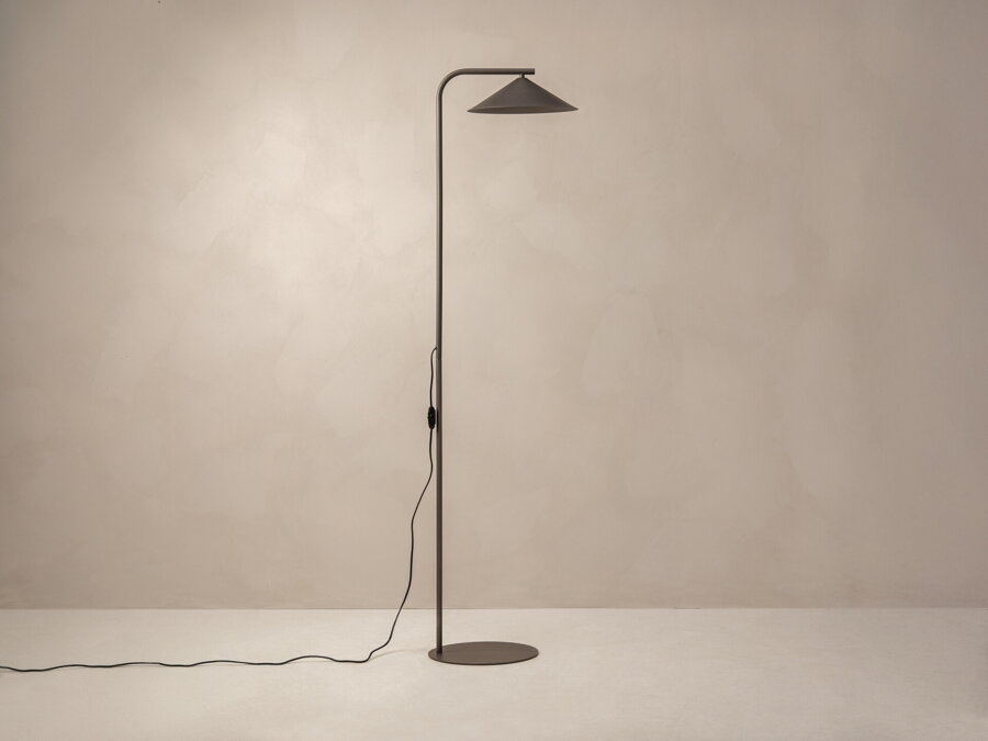 Elegantná stojanová lampa Nocte s tienidlom v tvare kužela, z kvalitného matne lakovaného kovu hnedej farby.