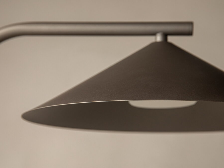 Detail na hnedé kuželové tienidlo lampy Nocte a plochú žiarovku G53.