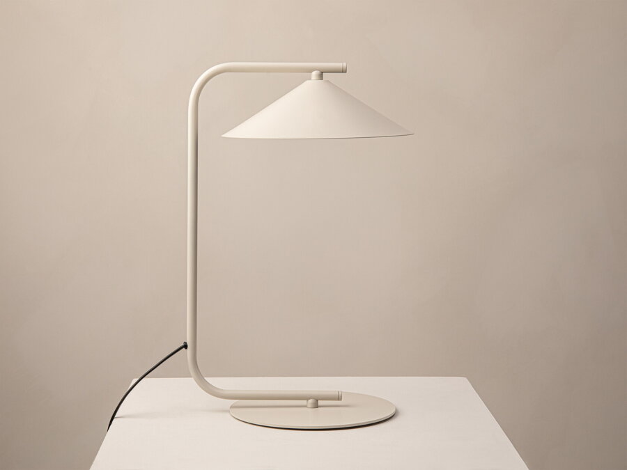 Elegantná stolová lampa Nocte s tienidlom v tvare kužela, z kvalitného matne lakovaného kovu béžovej farby.