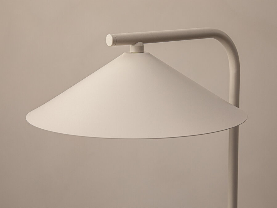 Detail na béžové kuželové tienidlo lampy Nocte.