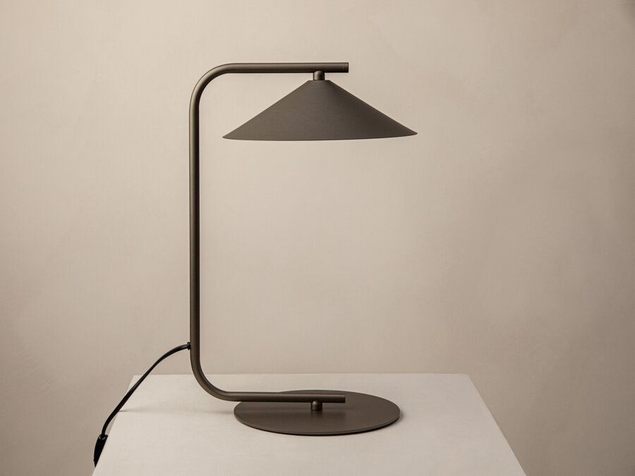 Elegantná stolová lampa Nocte s tienidlom v tvare kužela, z kvalitného matne lakovaného kovu hnedej farby.