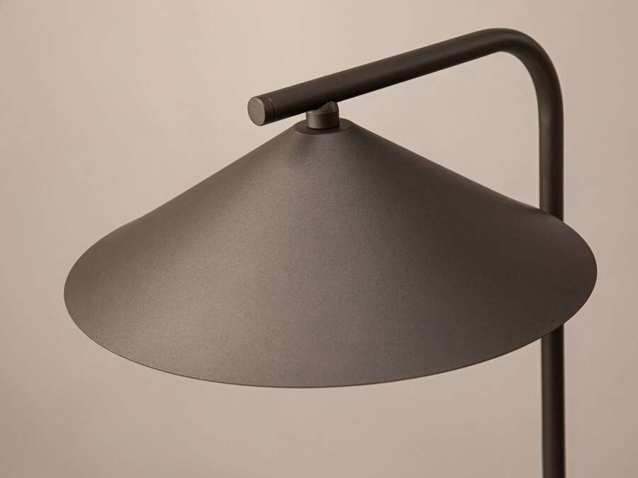 Detail na hnedé kuželové tienidlo lampy Nocte.
