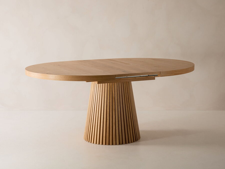 Rozkladací stôl Portmany do jedálne z dubového dreva prírodnej farby v tvare oválu.