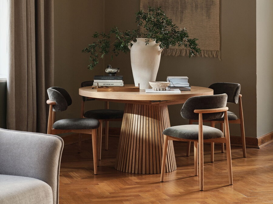 Svetlohnedý dubový jedálnský stôl s dvoma čalúnenými stoličkami.