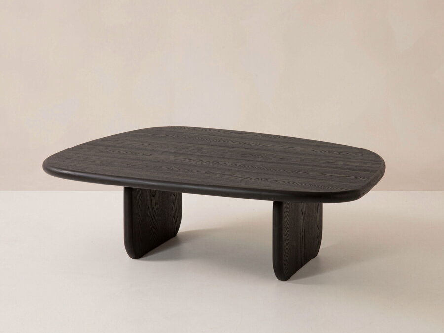 Konferenčný stolík Talaia z masívneho borovicového dreva a dyhy v  čiernej farby.