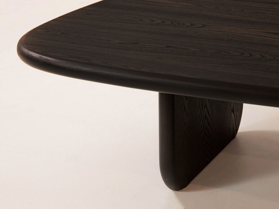 Detail na čierne borovicové drevo stolovej dosky čierneho konferenčného stolíka.