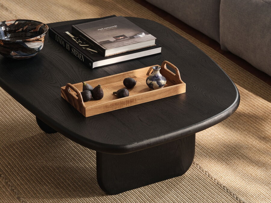 Čierny konferenčnzý stolík, na ktorom sú položené knihy.