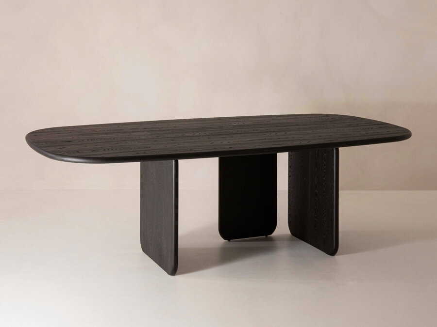 Jedálenský stôl Talaia z masívneho borovicového dreva a dyhy v  čiernej farbe.