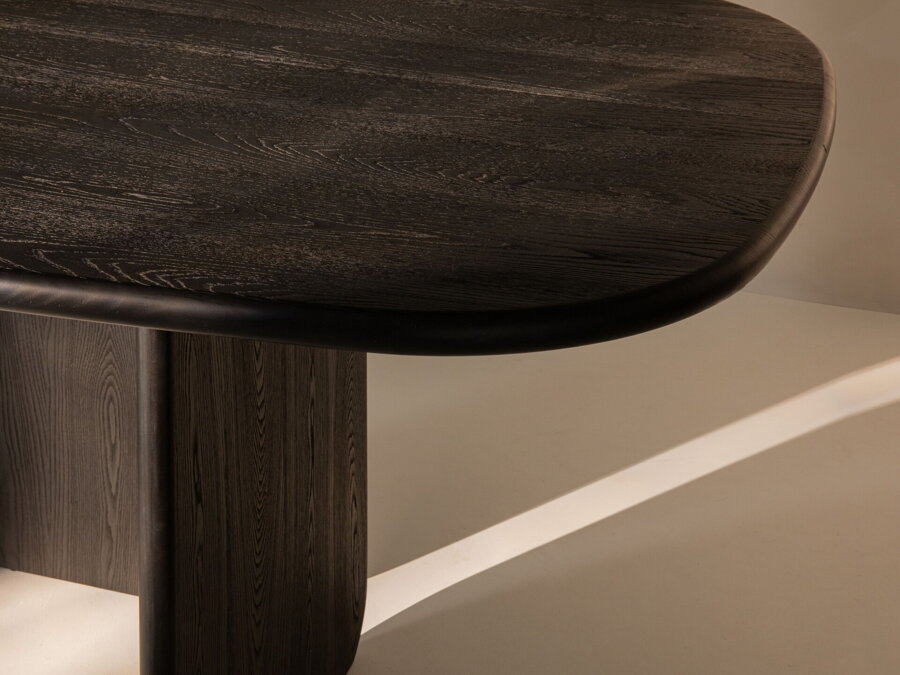 Detail na masívnu stolovú dosku čierneho jedálenského stola Talaia.