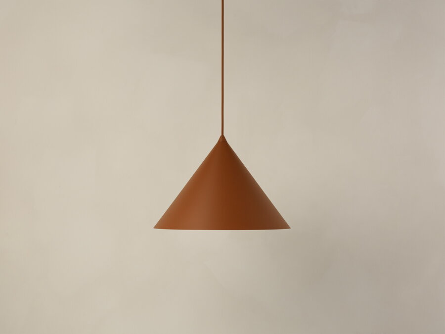 Minimalistická závesná lampa Timbo s tienidlom v tvare kužela, z kvalitného matne lakovaného kovu tehlovej farby.