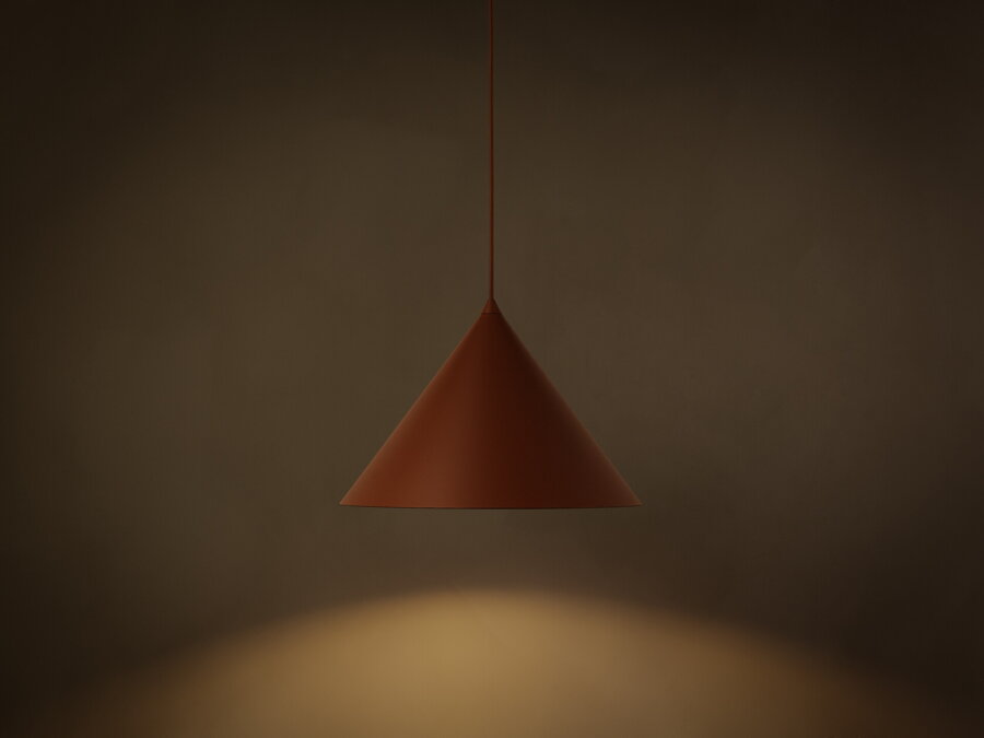 Svietiaca závesná lampa Timbo s tienidlom v tvare kužela, z kvalitného matne lakovaného kovu tehlovej farby.