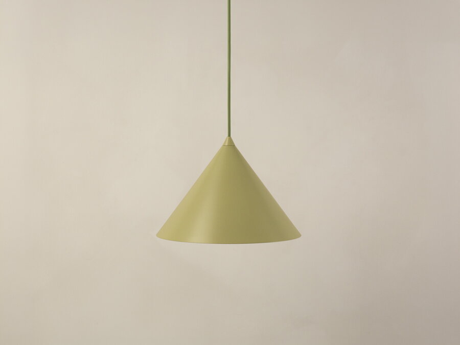 Štýlová závesná lampa Timbo s tienidlom v tvare kužela, z kvalitného matne lakovaného kovu svetlozelenej farby.