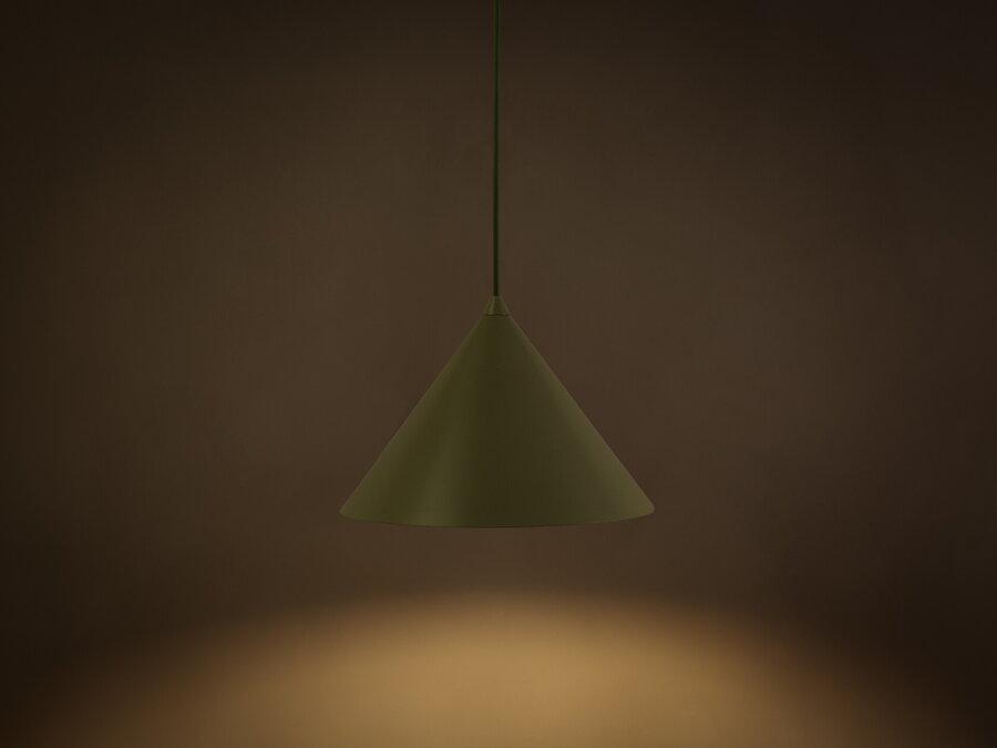Rozsvietená závesná lampa Timbo s tienidlom v tvare kužela, z kvalitného matne lakovaného kovu svetlozelenej farby.