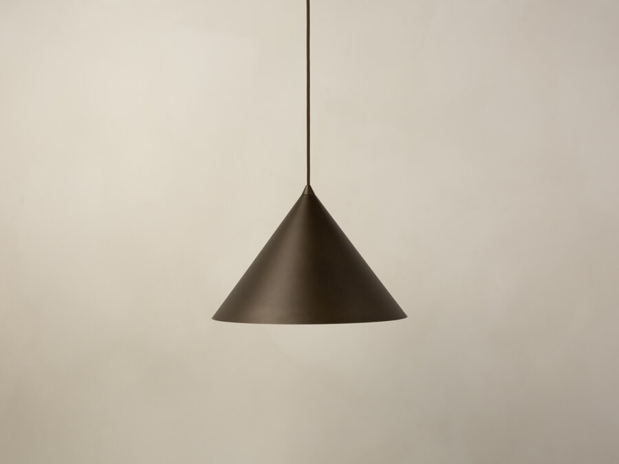 Závesná lampa Timbo s tienidlom v tvare kužela, z kvalitného matne lakovaného kovu hnedej farby.
