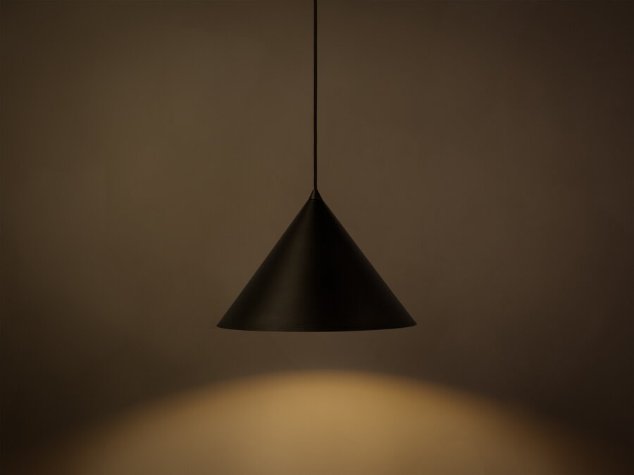 Svietiaca závesná lampa Timbo s tienidlom v tvare kužela, z kvalitného matne lakovaného kovu hnedej farby.