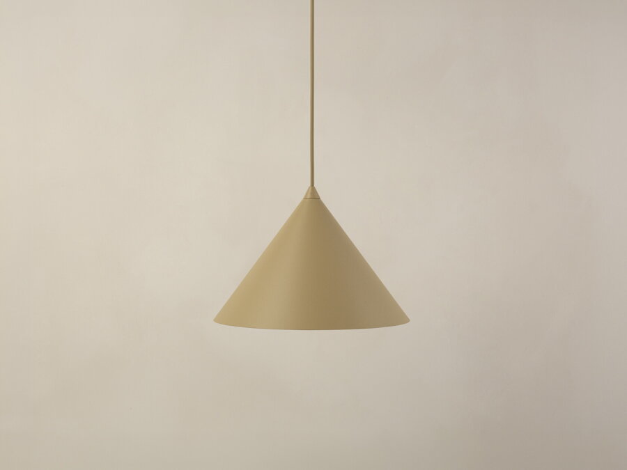 Nadčasová závesná lampa Timbo s tienidlom v tvare kužela, z kvalitného matne lakovaného kovu pieskovej farby.