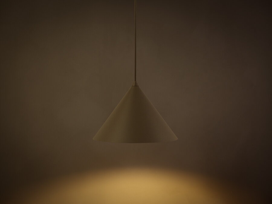Svietiaca závesná lampa Timbo s tienidlom v tvare kužela, z kvalitného matne lakovaného kovu pieskovej farby.
