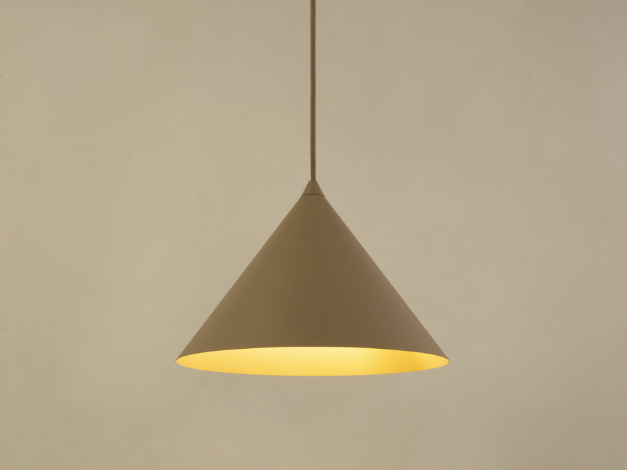 Svietiaca závesná lampa Timbo s tienidlom v tvare kužela, z kvalitného matne lakovaného kovu pieskovej farby.
