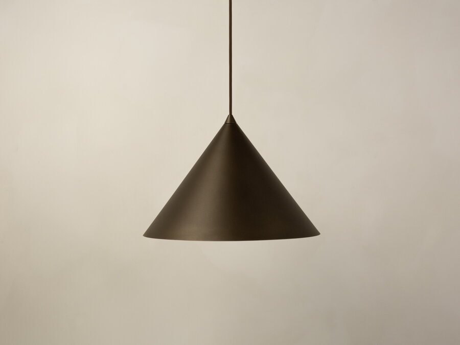 Závesná lampa Timbo s tienidlom v tvare kužela, z kvalitného matne lakovaného kovu pieskovej farby.