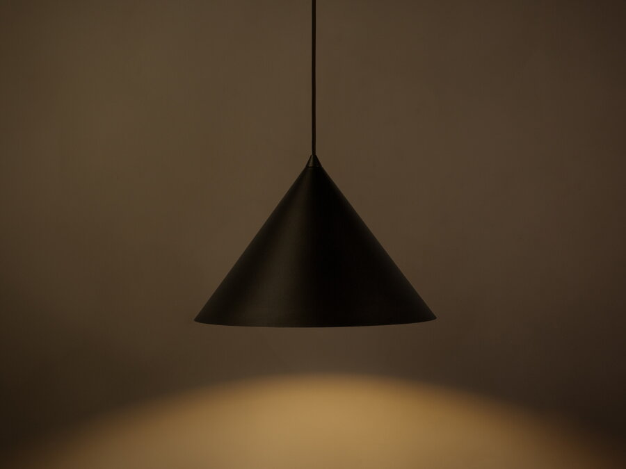 Svietiaca závesná lampa Timbo s tienidlom v tvare kužela, z kvalitného matne lakovaného kovu pieskovej farby.