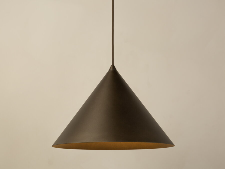 Závesná lampa Timbo s tienidlom v tvare kužela, z kvalitného matne lakovaného kovu hnedej farby.