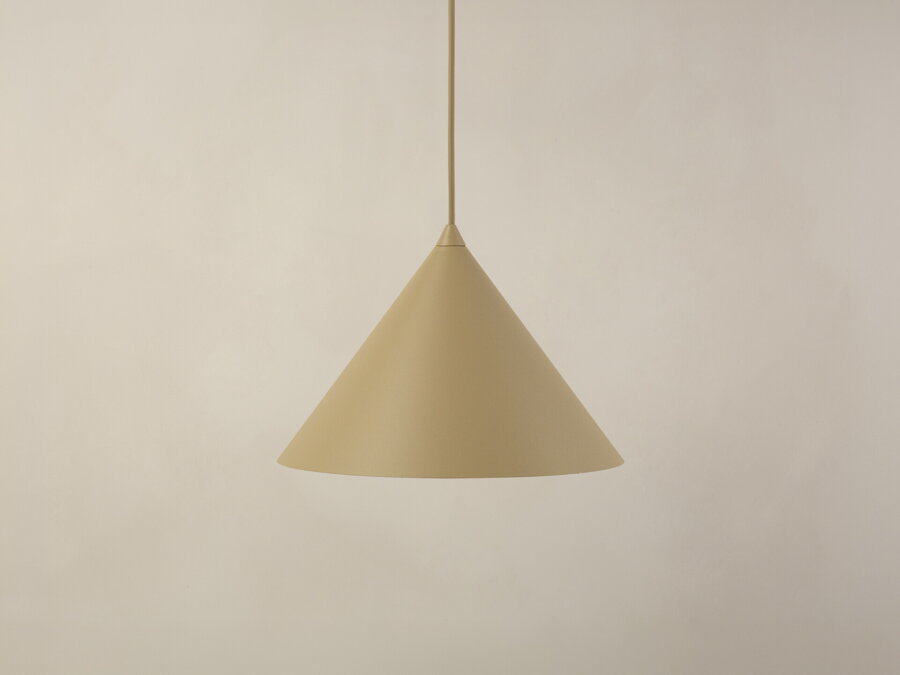Závesná lampa Timbo s tienidlom v tvare kužela, z kvalitného matne lakovaného kovu pieskovej farby.