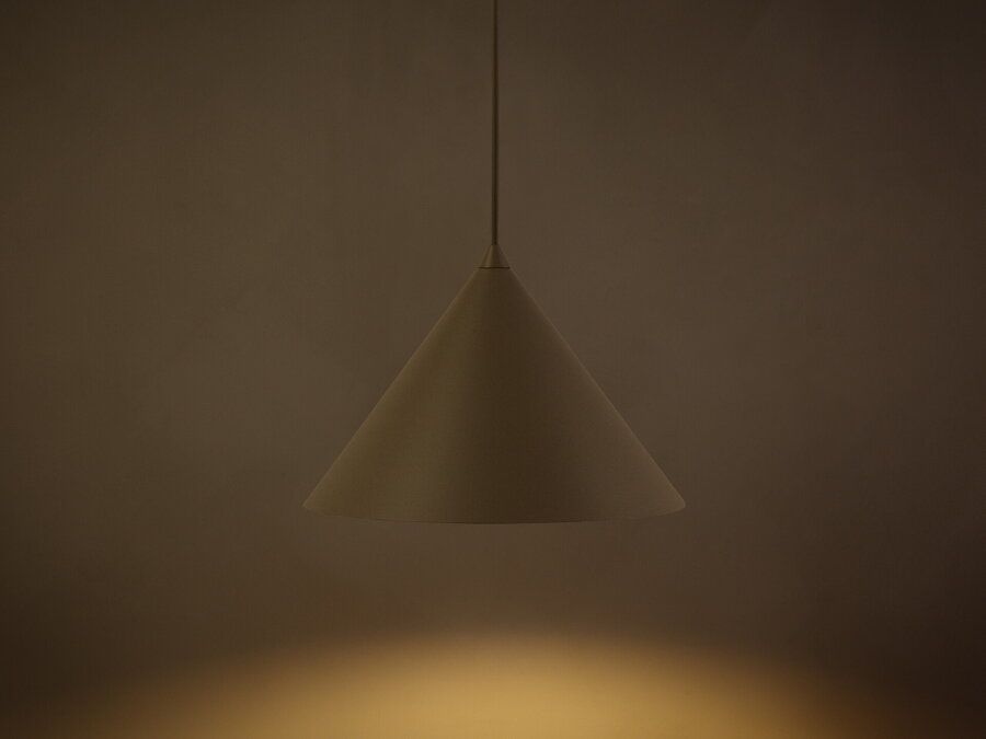Svietiaca závesná lampa Timbo s tienidlom v tvare kužela, z kvalitného matne lakovaného kovu pieskovej farby.