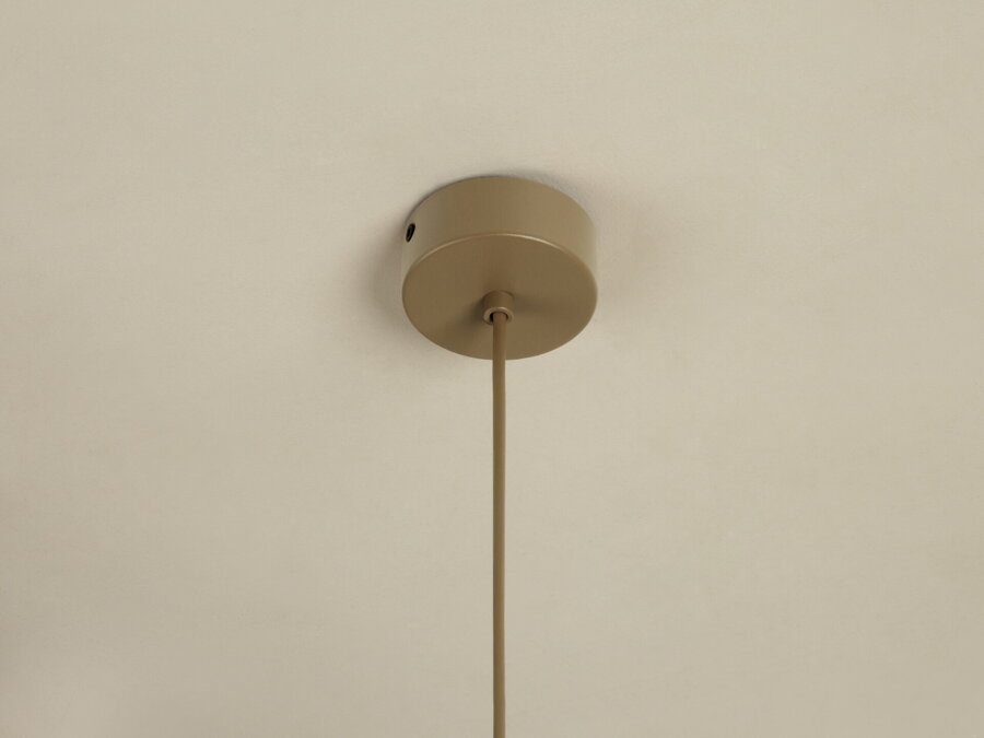 Detail na béžovú stropnú krytku lampy.