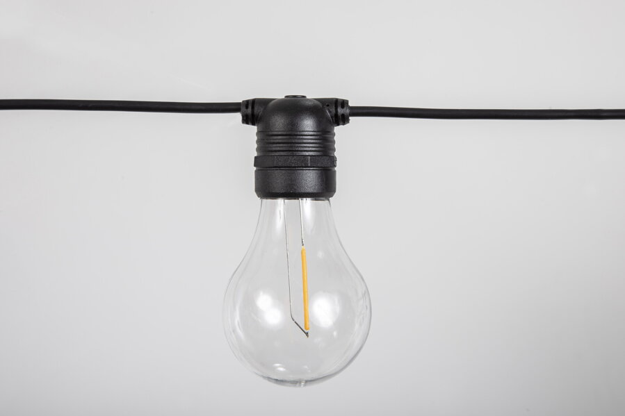 LED žiarovka ako súčasť čiernej solárnej girlandy