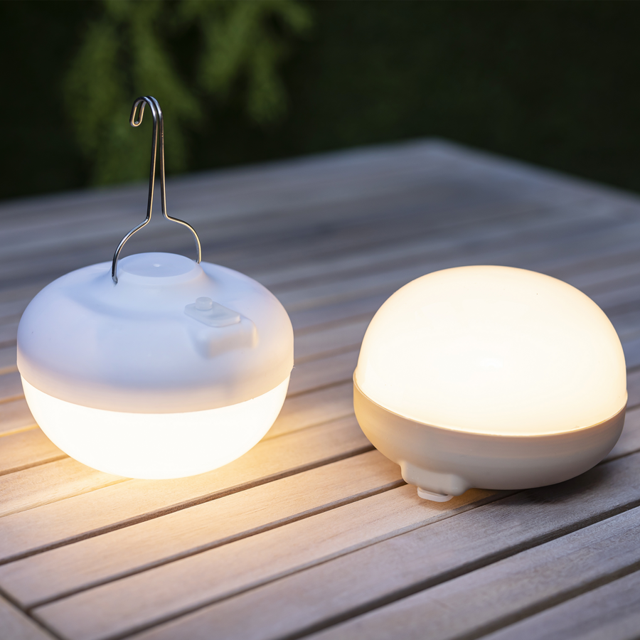 Biela solárna LED žiarovka na terase