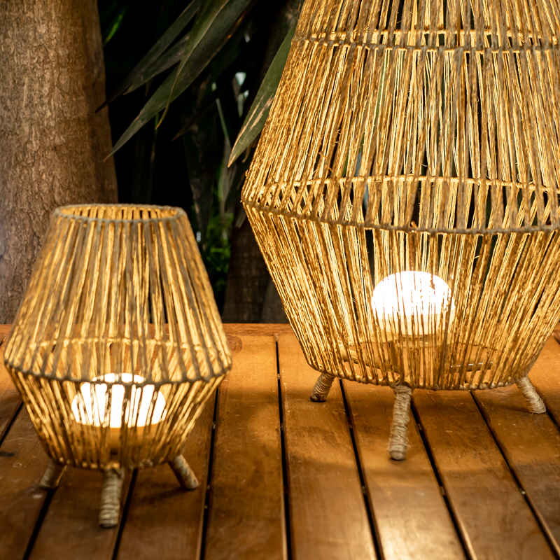 Biela dobíjateľná žiarovka v stolovej lampe na terase